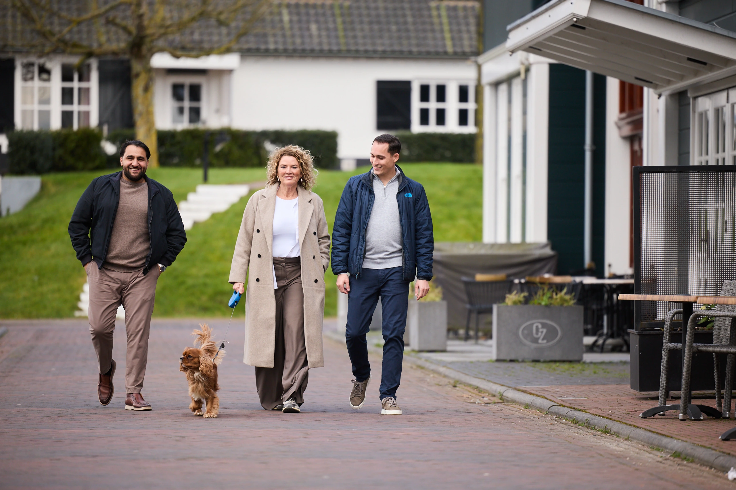 Team van recruitmentbureau Quikr Talent tijdens een wandeling in Huizen