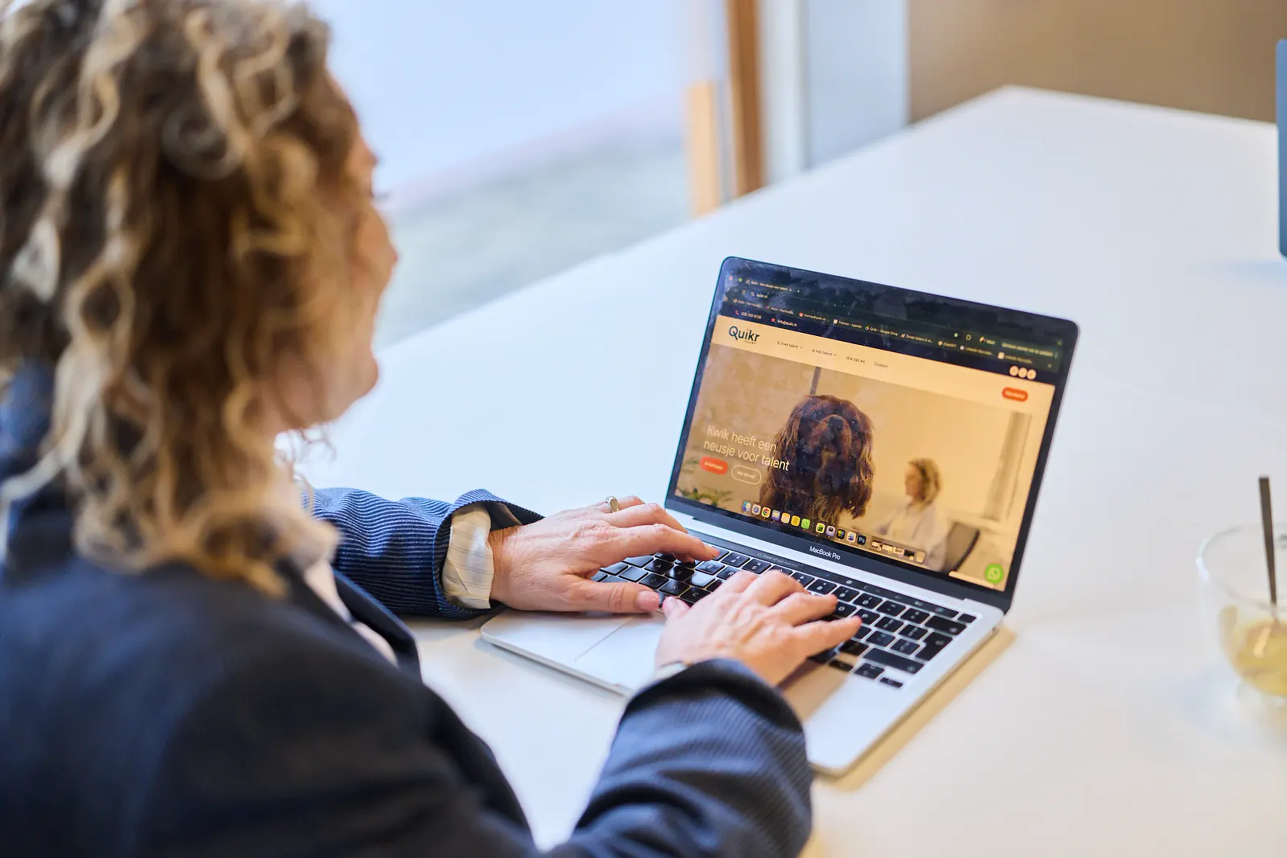 Ageeth van recruitmentbureau Quikr Talent op kantoor in Huizen